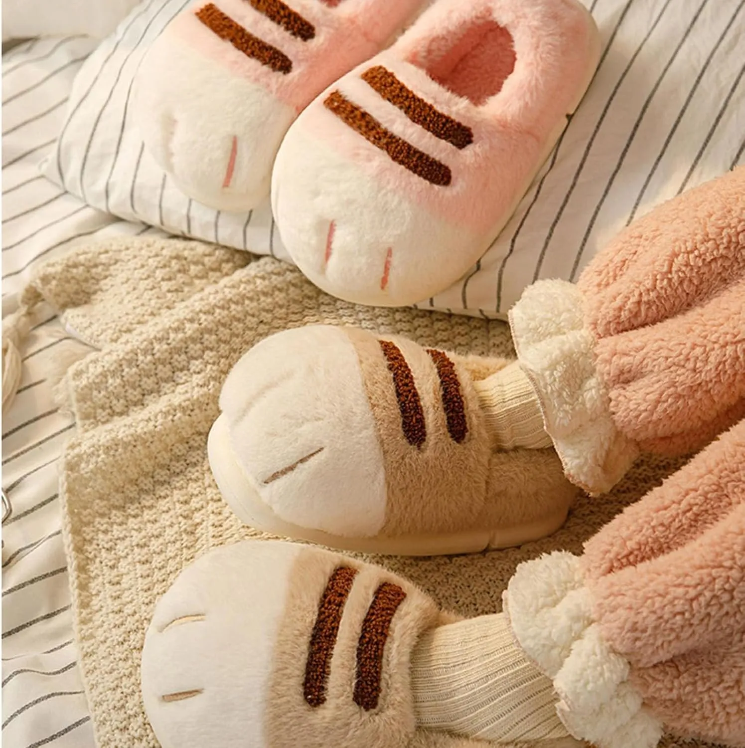 Cozy 3D Cat Paw Slippers for Women ??Cute & Furry Cartoon Cat Paw Slides for Winter Indoor & Outdoor Comfort